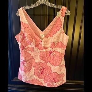 Lilly Pulitzer lined top size 12. Super flattering design with superior fabric.